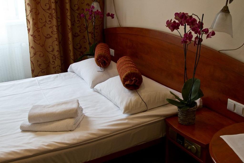 Hotel Arkadia Legnica Quarto foto