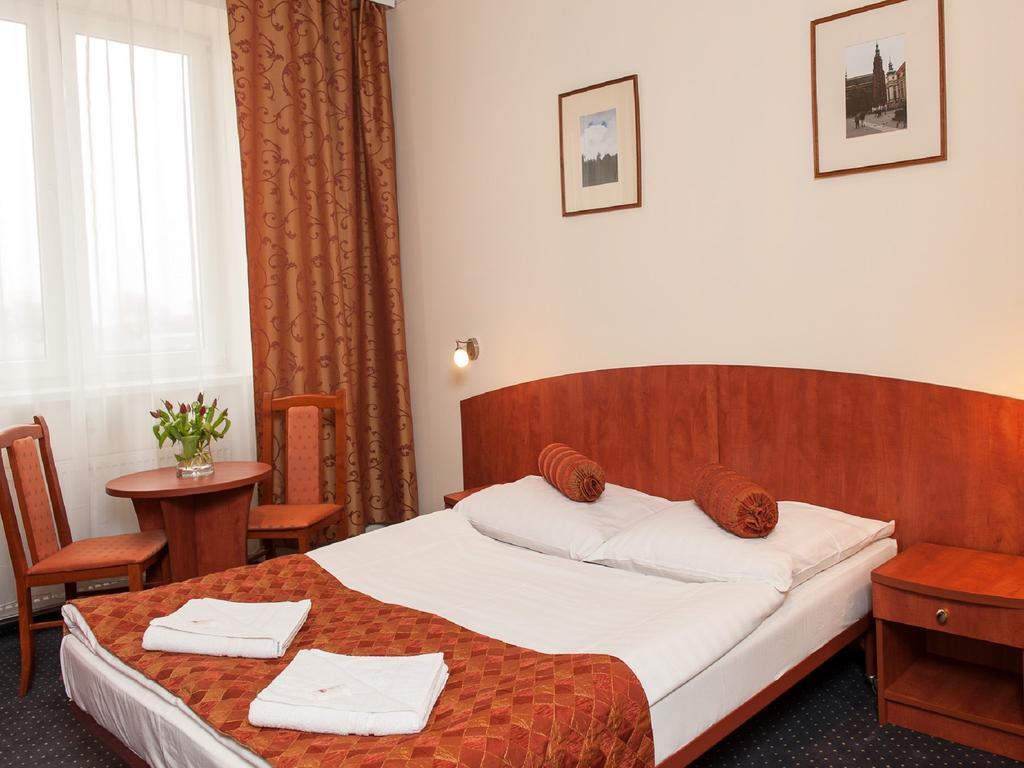 Hotel Arkadia Legnica Quarto foto