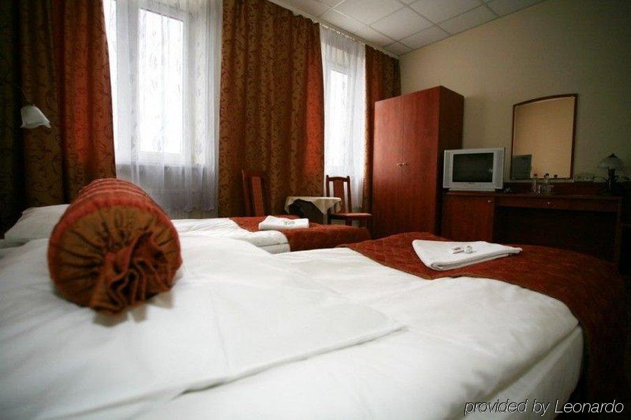 Hotel Arkadia Legnica Quarto foto
